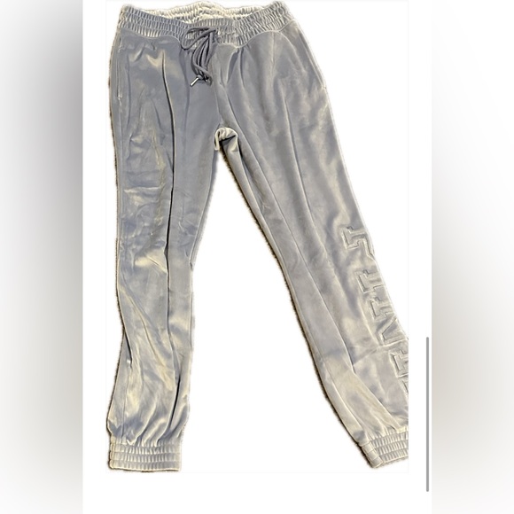 Victoria’s Secret lounge set; never been worn; size medium - Picture 2 of 5